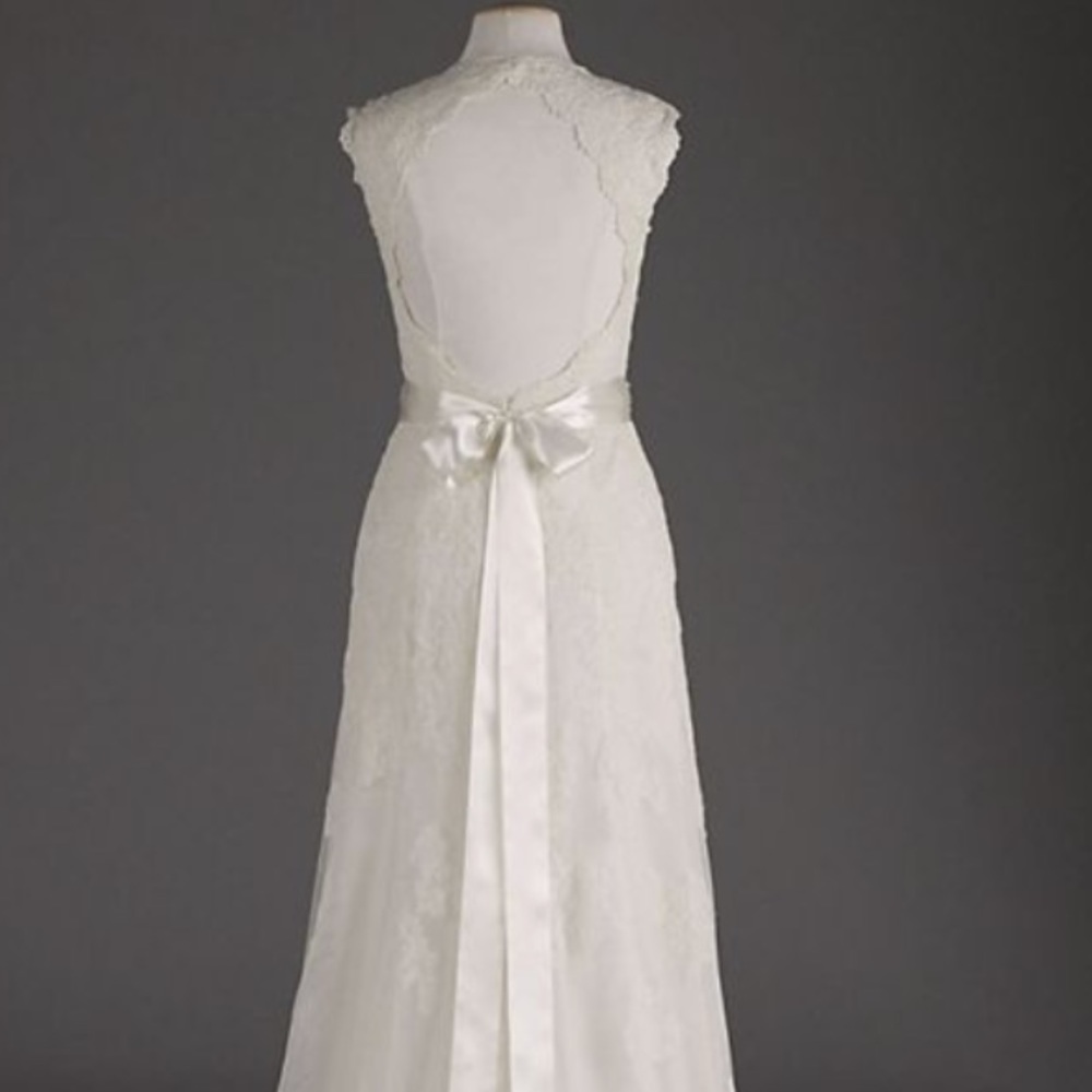 David's Bridal Ivory Cap Sleeve Lace Formal Wedding Dress - VW9768
